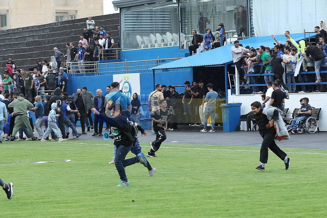 هجوم تماشاگران به داخل زمین و رونمایی از چهره زشت تمرین استقلال+تصاویر